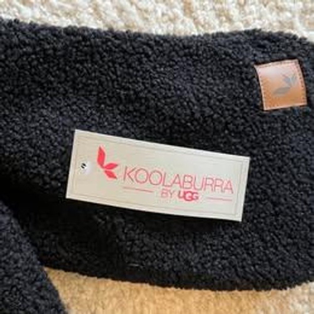 New Koolaburra by UGG Black Sherpa Wrap Scarf - Picture 2 of 3